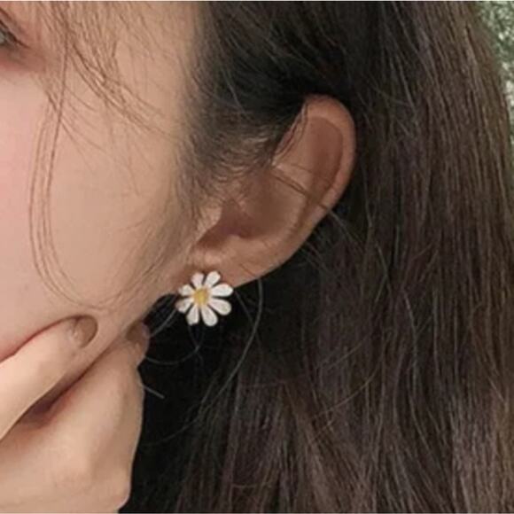 Sterling Silver Daisy Floral Earrings Studs - Picture 1 of 2